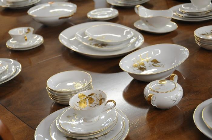 Gilt painted porcelain dinnerware