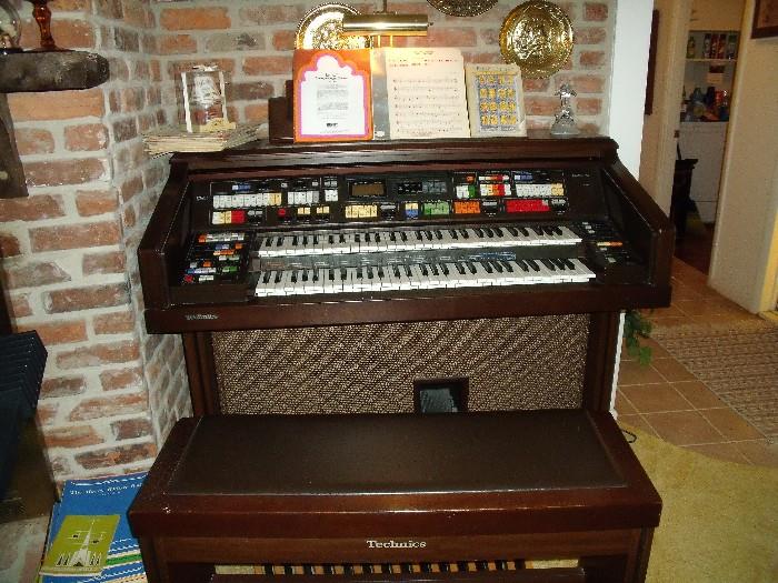 Technics organ with brass piano lamp