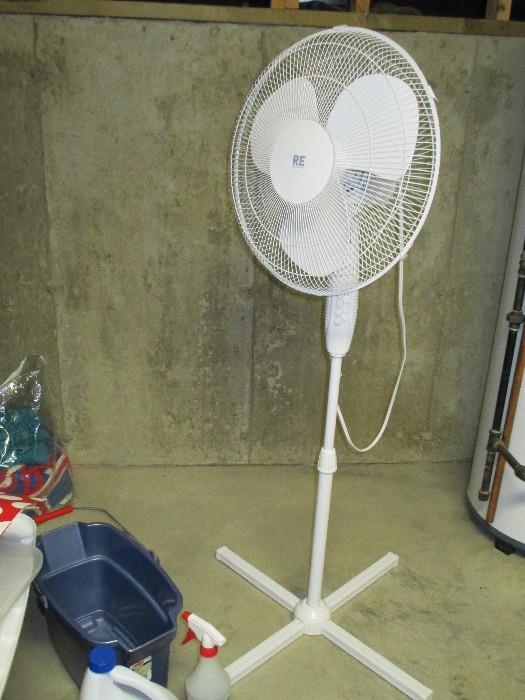 Oscillating, height adjustable fan