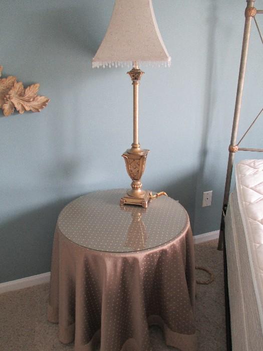 Round table w/cloth & glass top; lamp