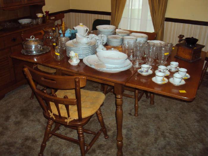 Dining Room table, 2 leaves, w/ 6 chairs, 