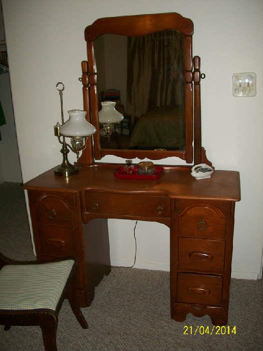 7 drawer vanity with mirror