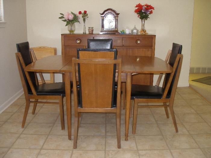 Thomasville Eastwood table 2leaver 4 chairs walnut   Cherry sideboard