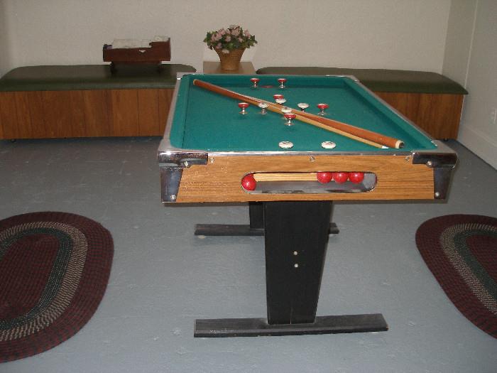 Bumper pool table w/ accesories