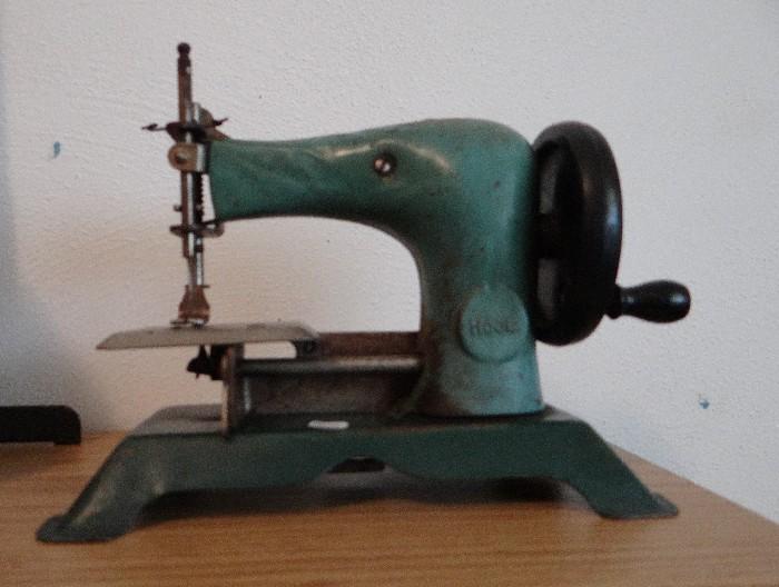 Child's Sewing Machine (1930)