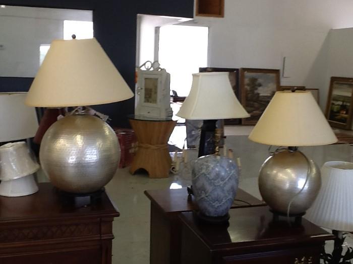Many lamps
