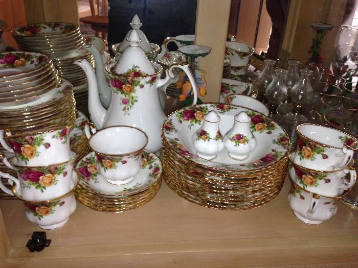 ROYAL ALBERT COUNTRY ROSE SERVICE FOR 12 HAS ALL SERVING PIECES & MATCHING POTS