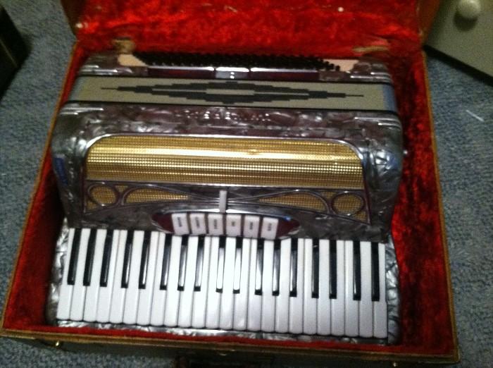 Vintage Universal Accordion, Outstanding Case! Full Size