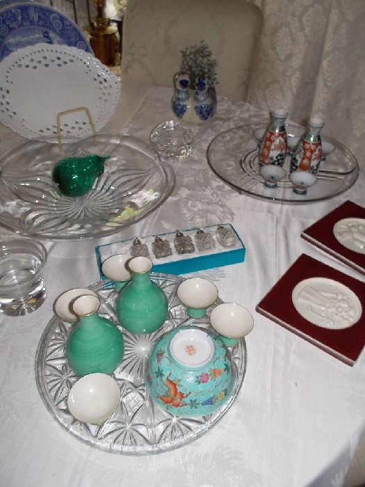 Various cake plates, sake sets
