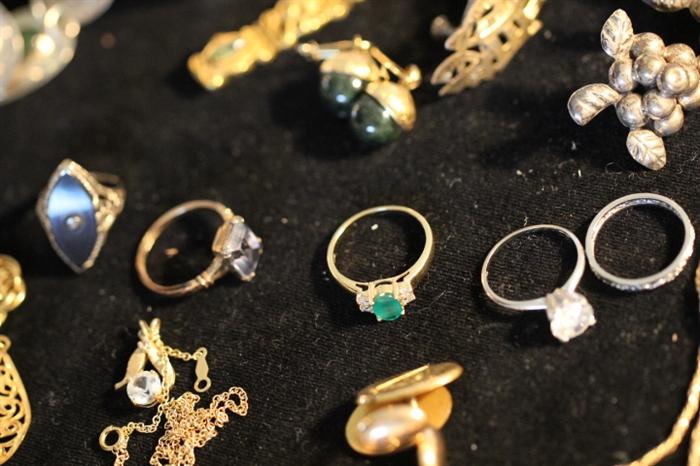 emerald and 14k gold rring