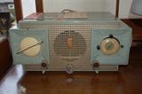 Mid Century Modern Design Zenith FM-AM Clock Radio model J733, Chassis No-7103. 