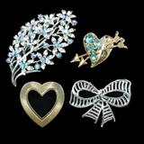 Lot of 4 Brooches. Aurora Borealis Flower Bouquet, Gerrys Bow, Unmarked Blue Rhinestone Heart, Goldtone heart.
Condition: Very Good
Shipping: Yes
Size: 1.5"-3"