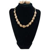Goldtone Leaf Necklace with Clip Earrings.
Condition: Very Good
Shipping: Yes
Size: 14"-15" Adjustable