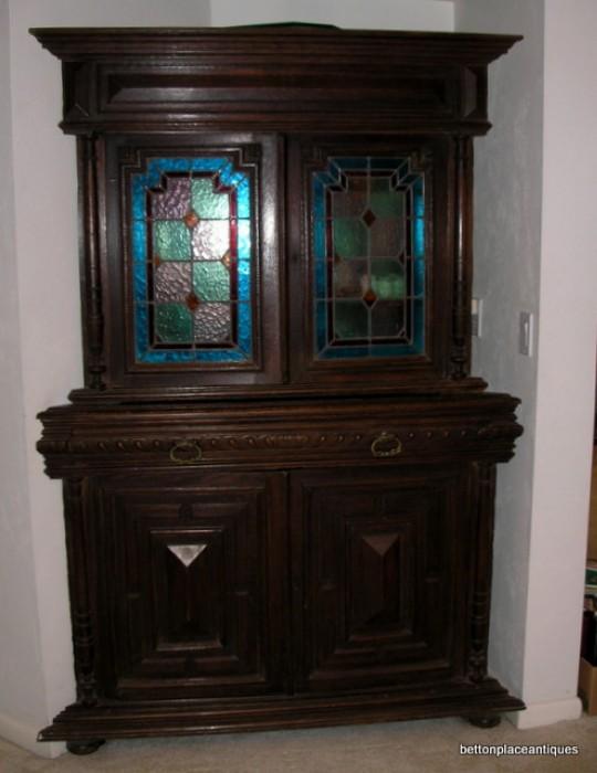 Beautiful antique mid 19th century Oak Corner Cabinet with leadlight doors, lighted also
