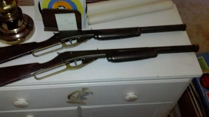 BB guns, one works