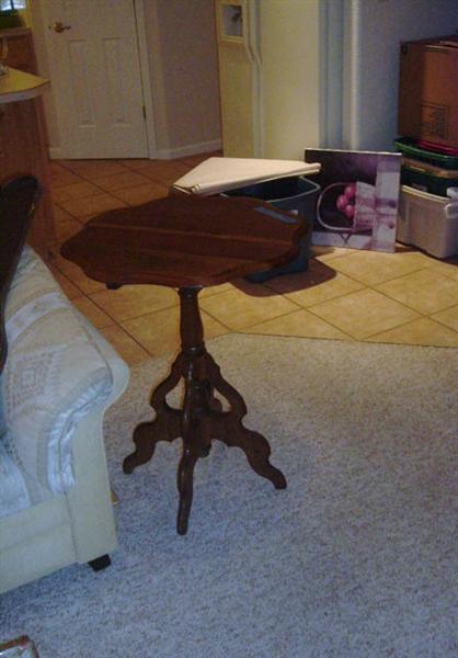 1800's tilt top table