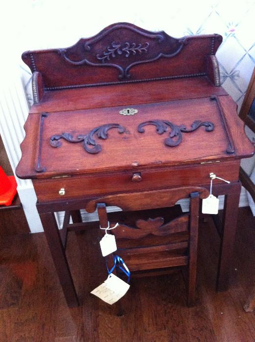                         precious child desk & chair 