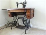 Gorgeous condition - Antique Singer Sewing Machine