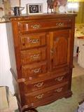 nice heavy chest of drawers/dresser
