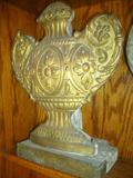 CIRCA 1790-1810 AMERICANA DECORATIVE URN CLOSEUP DETAIL.