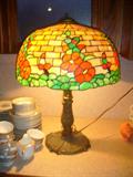 CIRCA 1910-25 AMERICAN LEADED GLASS METAL BASE TABLE LAMP.