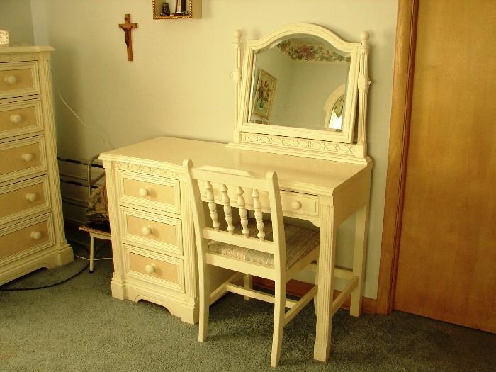 BR7 Dressing table / desk with mirror and chair