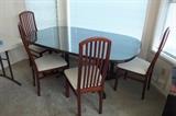 Sibau Italian Table w/ 6 chairs excellent condition. 