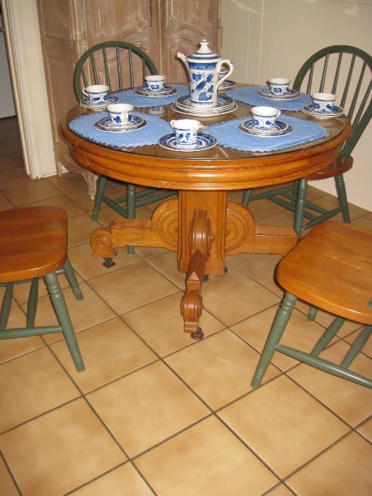 OAK DINING TABLE with 4 WINDSOR CHAIRS
