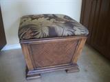 LEXINGTON "TOMMY BAHAMA" STORAGE SEAT