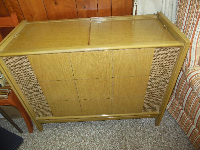 Mid Century Magnovox Stereo Cabinet.Am/Fm Radio Phonograph,