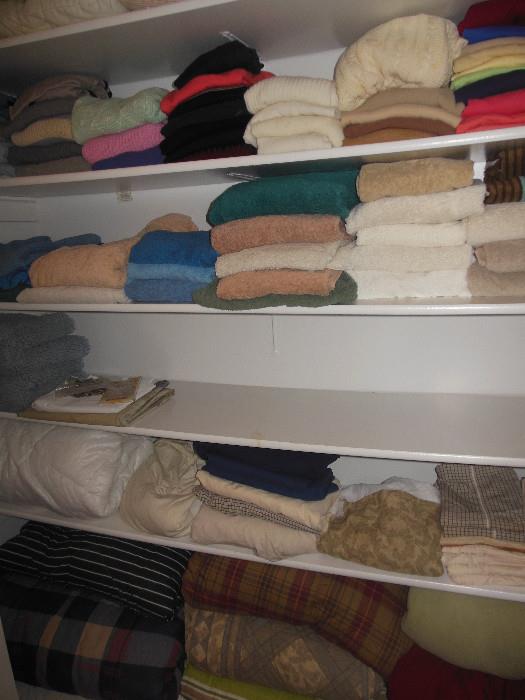 Bedding: King,Queen,Twin.Sheets, Comforters,Bedding Sets. Towels, Hand Towels. Etc