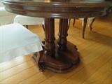 ROUND DINING ROOM TABLE WITH TWO LEAVES
