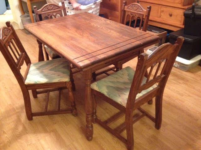 Antique table with pull out ends.  There are also 4 Alamo Oak chairs