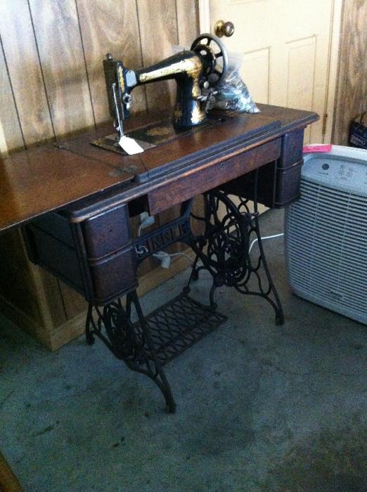                  Singer sewing machine in cabinet