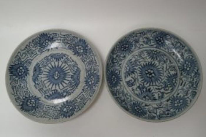 LOT 003 - 2 Ming dynasty blue/white dishes. One signed (pictured). Diameter: 9 inches.
