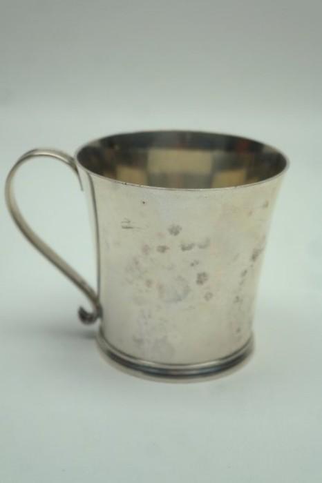 LOT 001AF - 1943 John Dixwell Sterling Silver Cup. Total Weight in troy ounces: 4.820 ozt. Marked on the base.