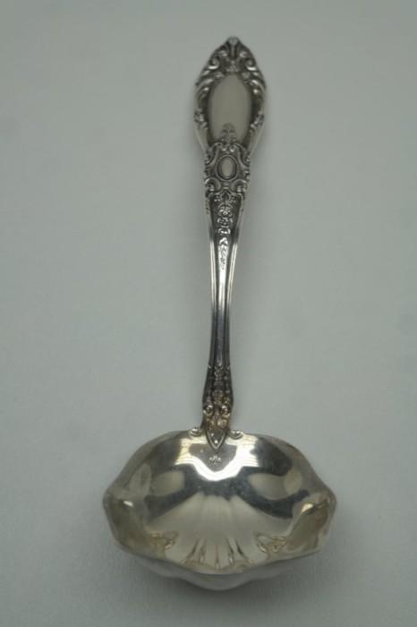 LOT 002AF - Towle Sterling Silver Gravy Ladle. Total Weight in troy ounces: 2.6 ozt. Marked on the back of the ladle.