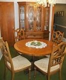 Thomasville dining room set includes round pedestal table with 2 leaves, 4 chairs, tall china hutch and buffet. All in superb condition.