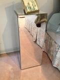 Mirrored pedestal