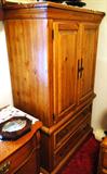Armoire $ 200.00