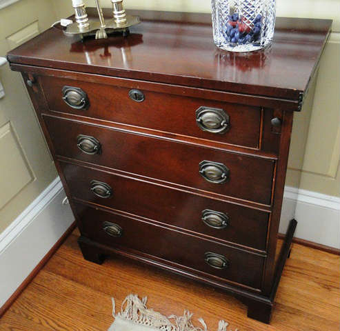 Antique small dresser / silverchest $ 300.00
