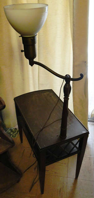 Vintage End table / Lamp $ 80.00