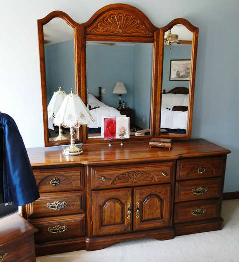 Dresser / Mirror $ $ 320.00