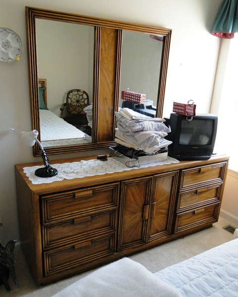 Dresser / mirror. $ 160.00