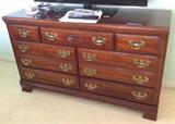 Dresser. $ 180