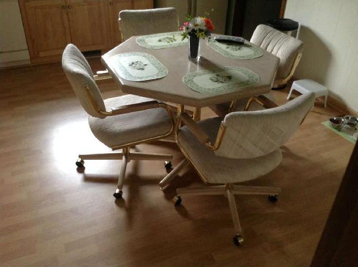 Kitchen table / 4 chairs - $ 140.00