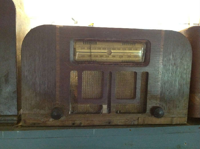 Antique Radio - $ 30.00 (not working - decorative only)