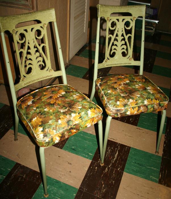 Awesome vintage dining chairs - there are 4!