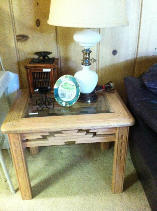 1 of 2 matching end tables (has matching coffee table)