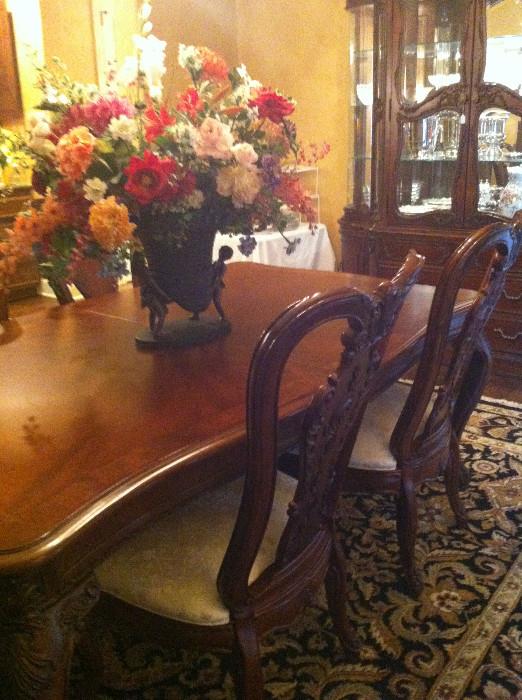                 Lovely dining table has 6 chairs